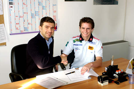 Teamchef Roberto Cavellari og Kasper Andersen ved kontraktunderskrivelsen i Misano i Italien.